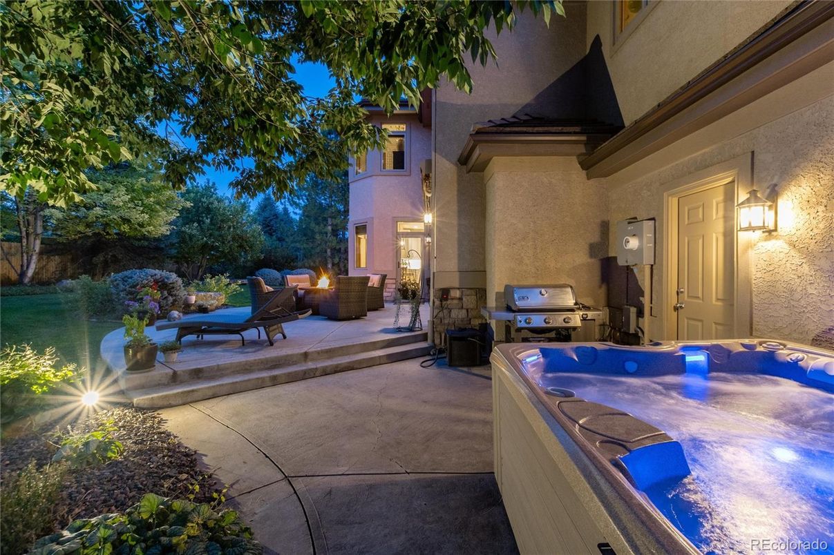Exterior, Hot Tub, Outdoor Kitchen