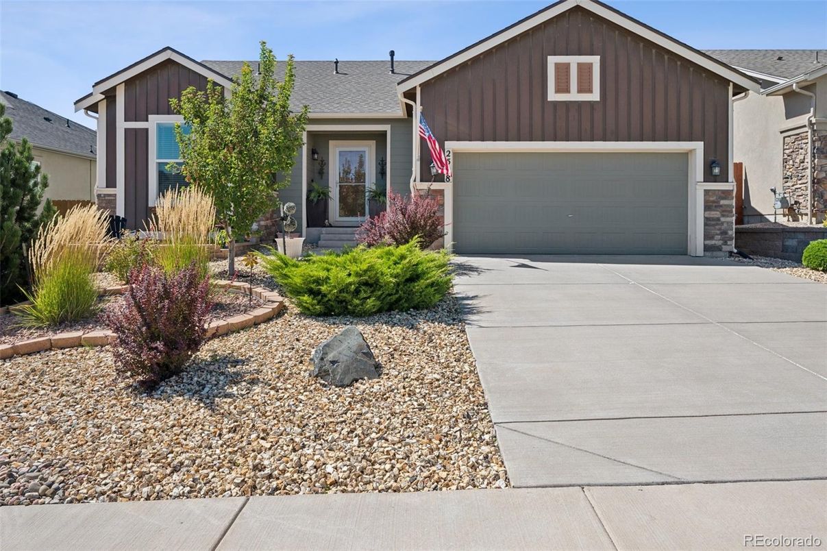Attached, Exterior, Facade, American Craftsman