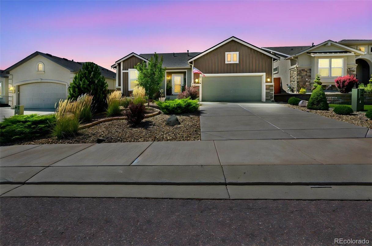 Attached, Exterior, Facade, American Craftsman