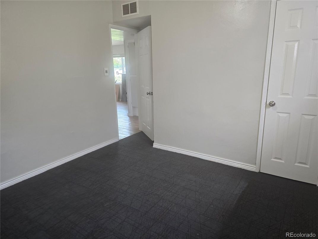 Empty room, Interior