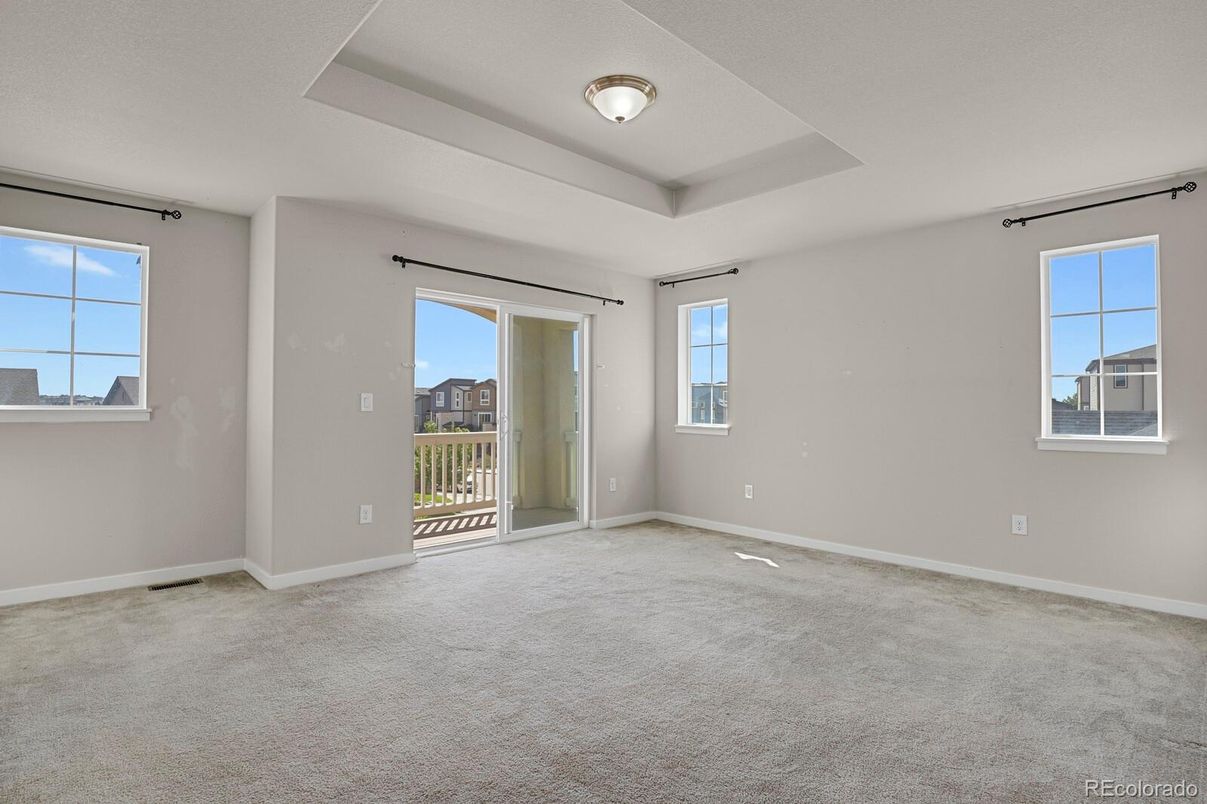 Empty room, Interior