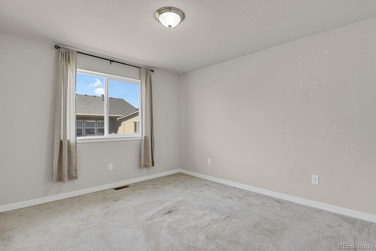 Empty room, Interior