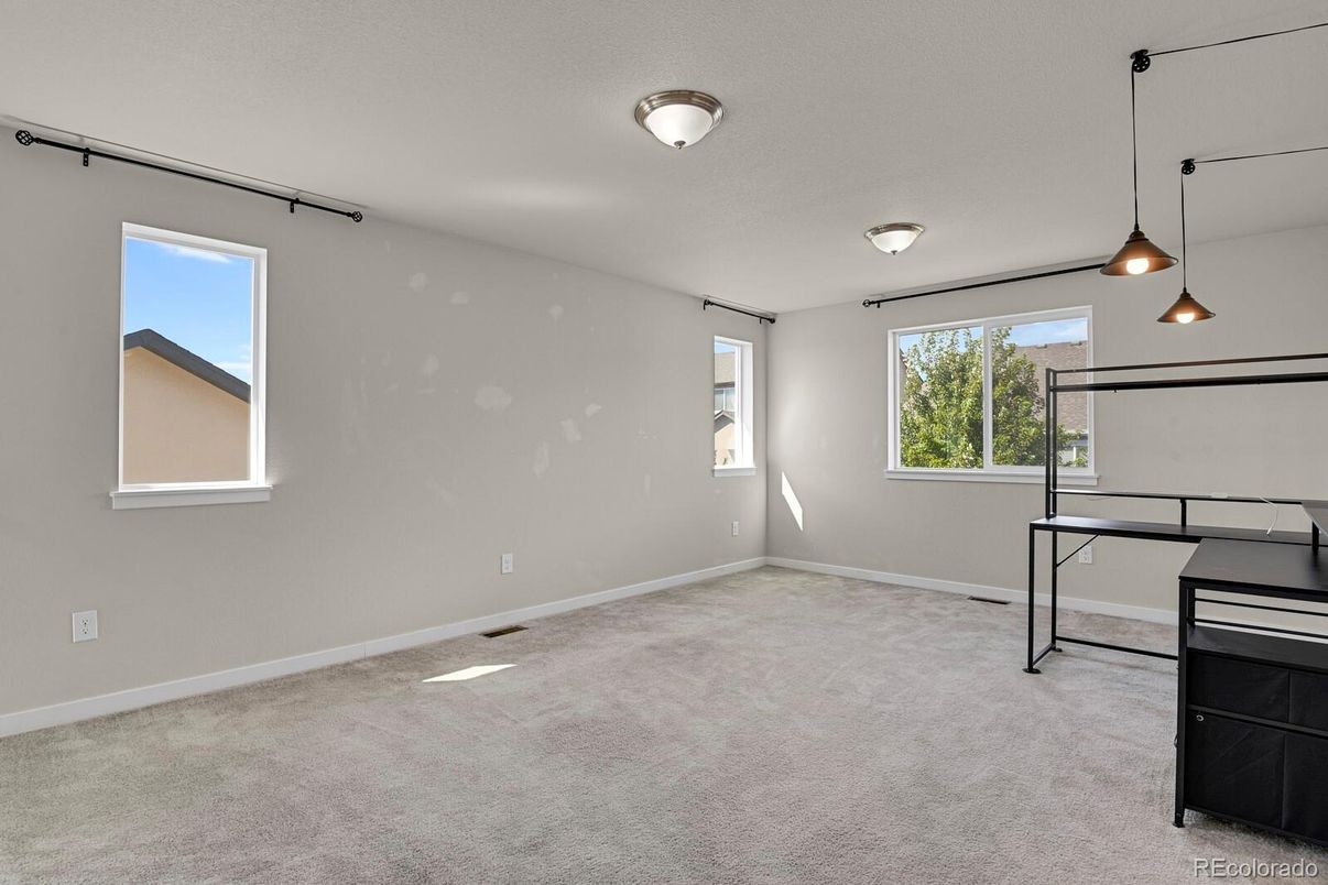 Empty room, Interior, Pendant Lights
