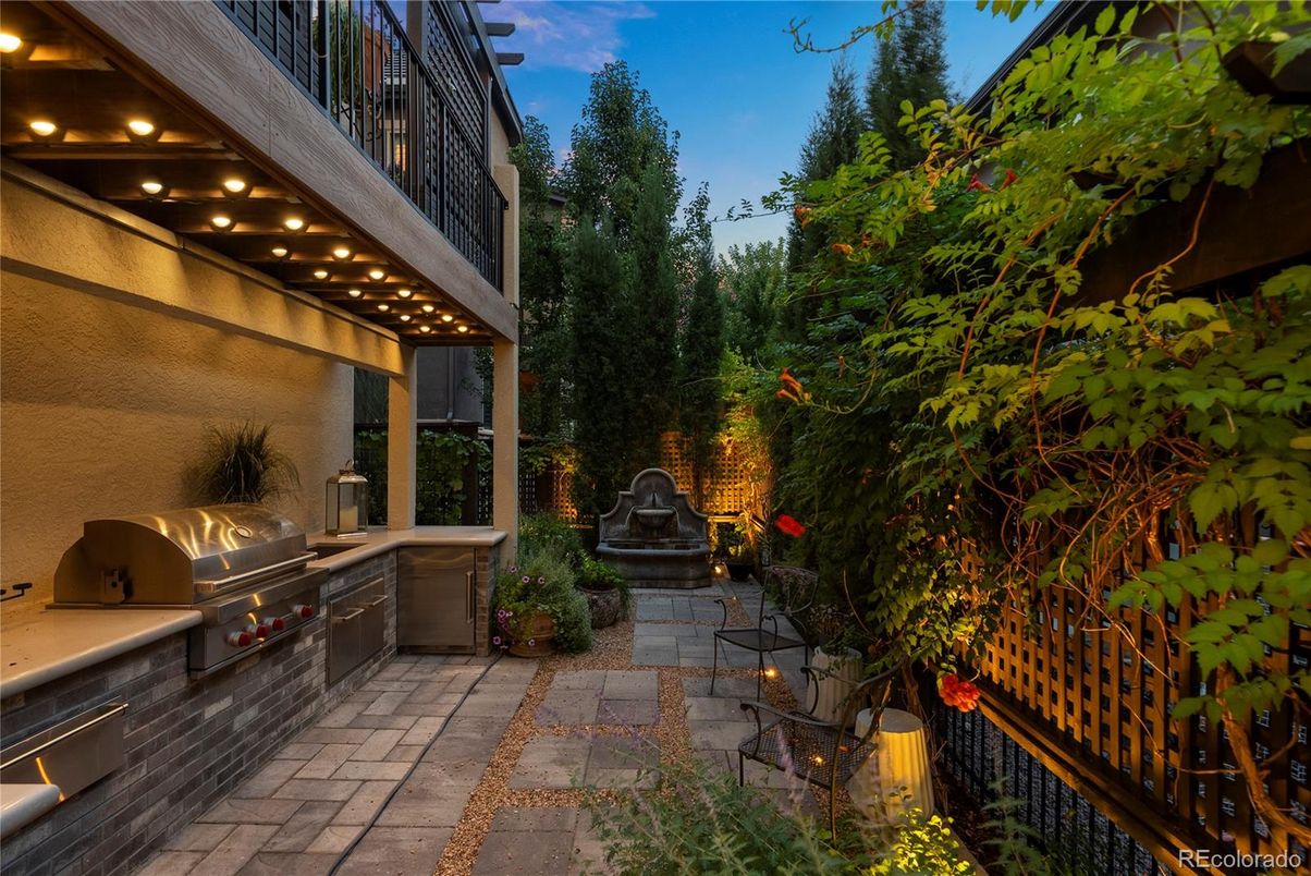 Exterior, Fireplace, Outdoor Kitchen