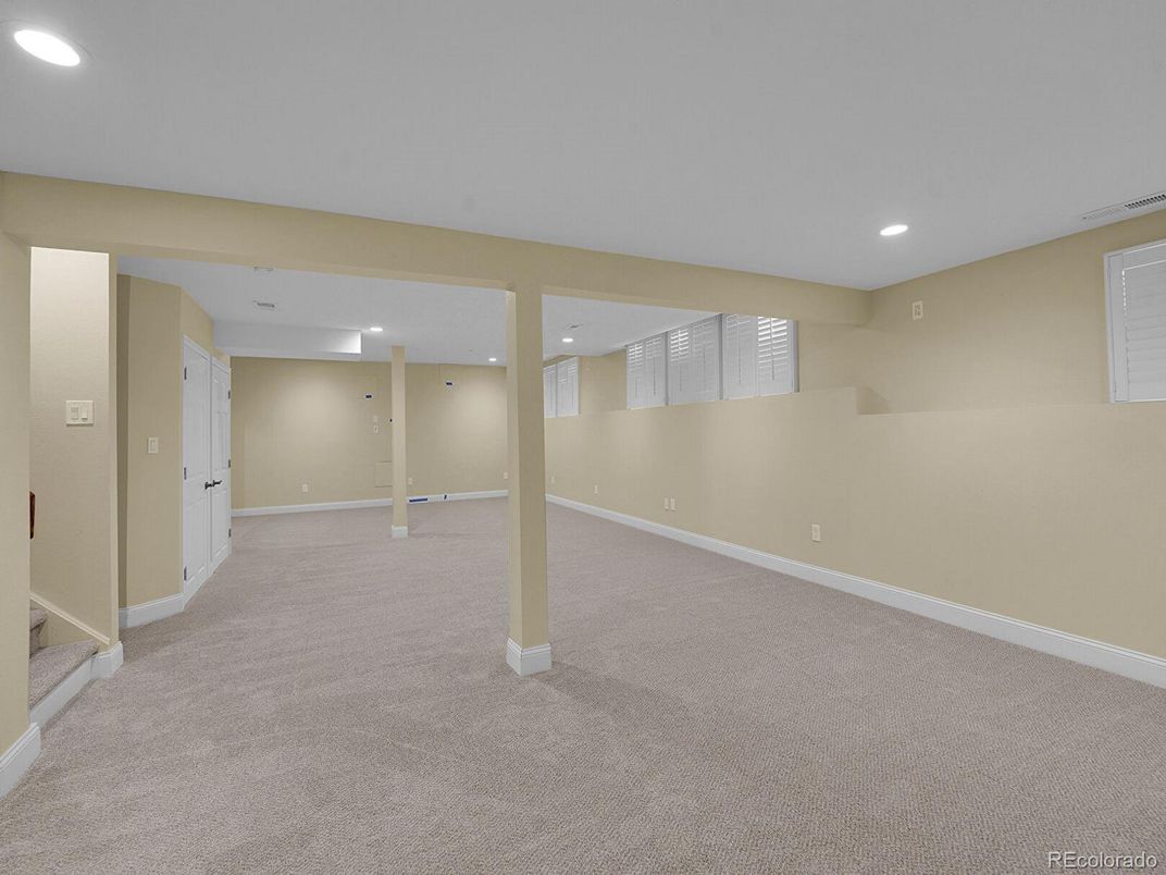 Empty room, Interior, Recessed Lighting
