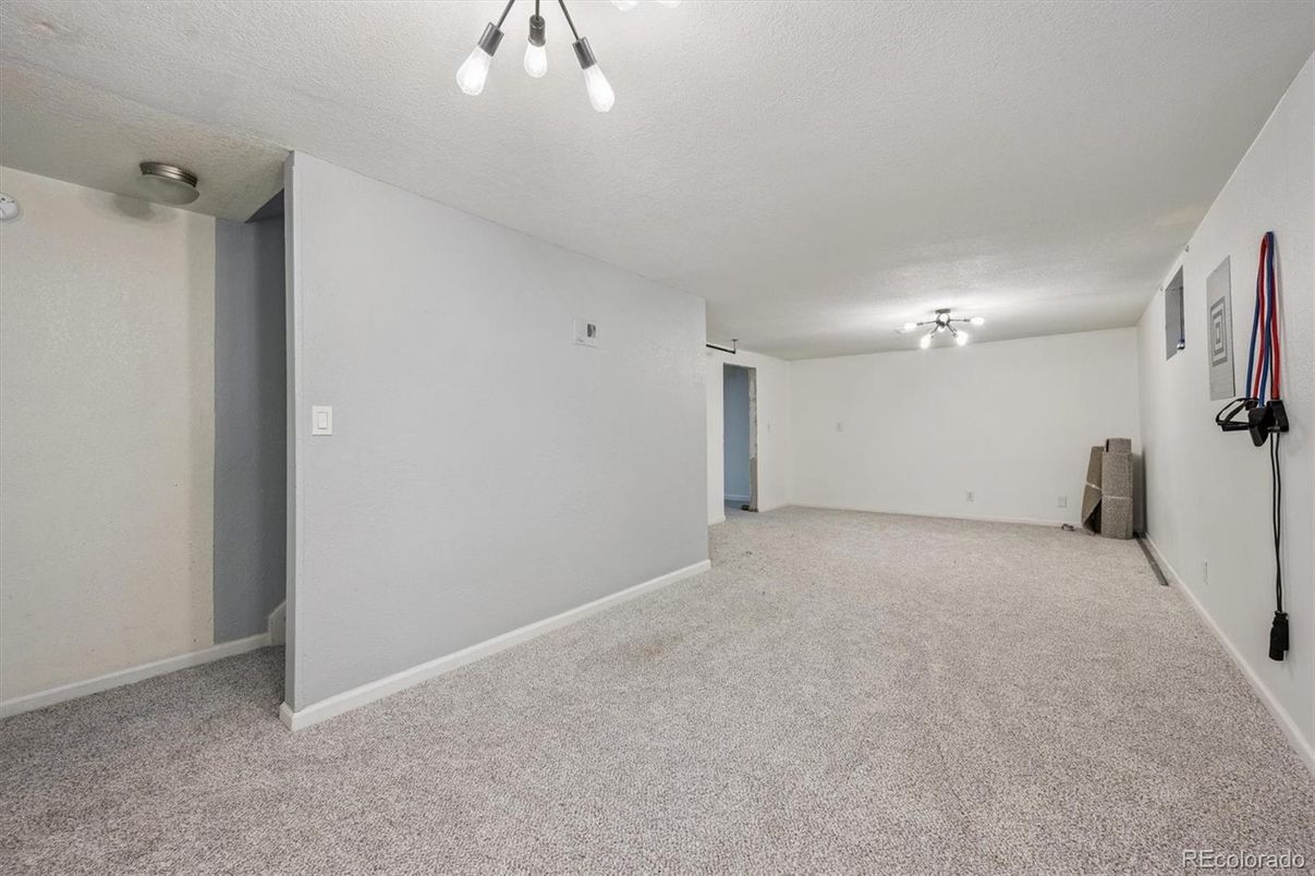 Empty room, Interior
