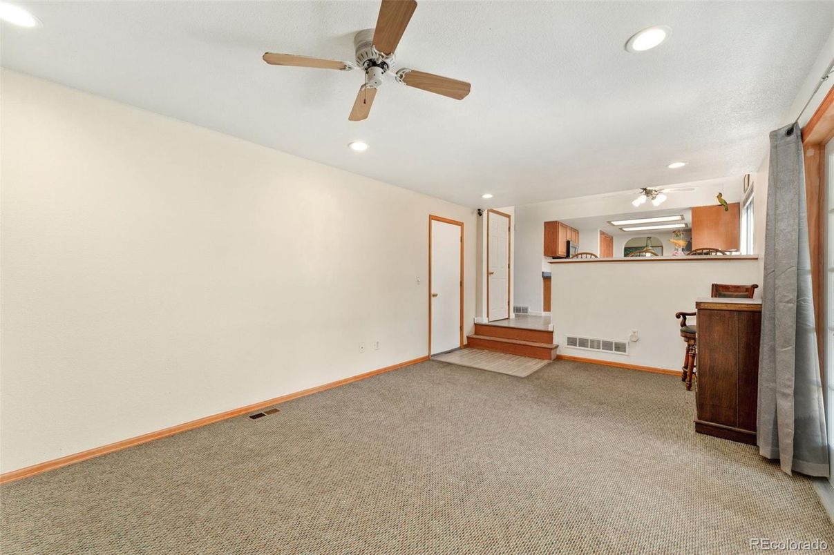 Empty room, Interior, Recessed Lighting