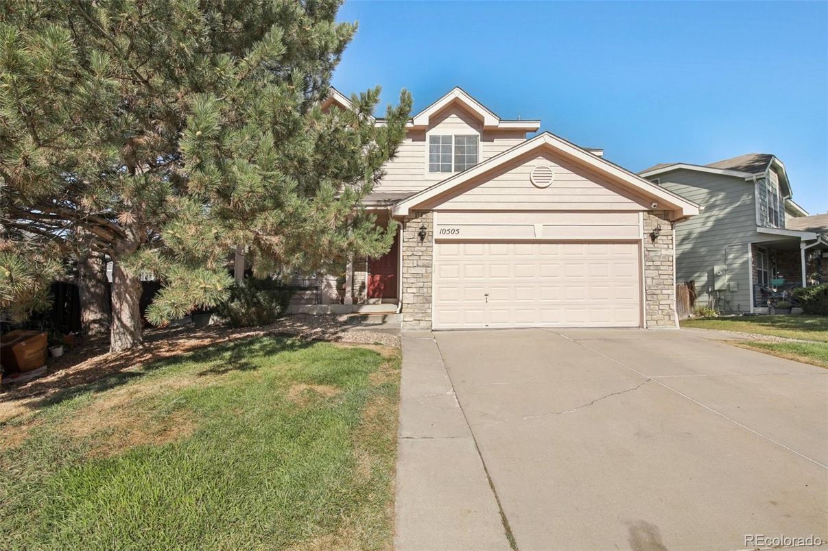 Attached, Exterior, Facade, American Craftsman
