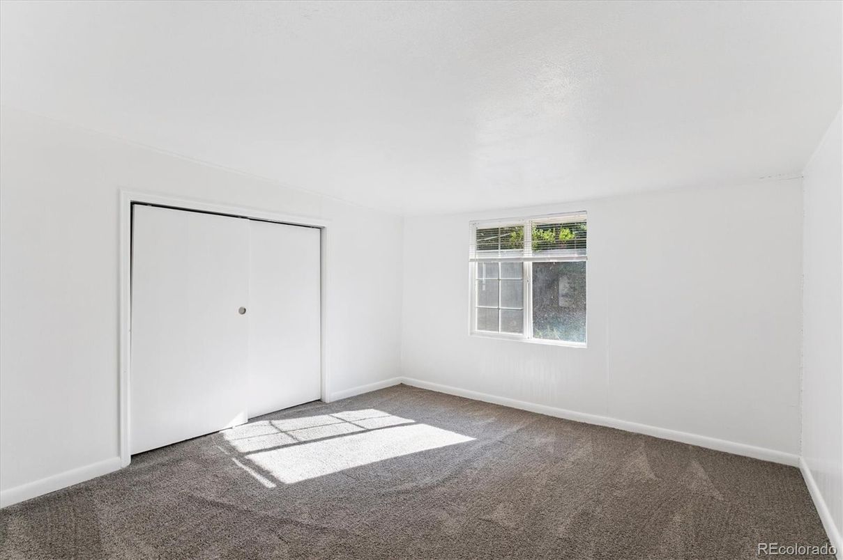 Empty room, Interior
