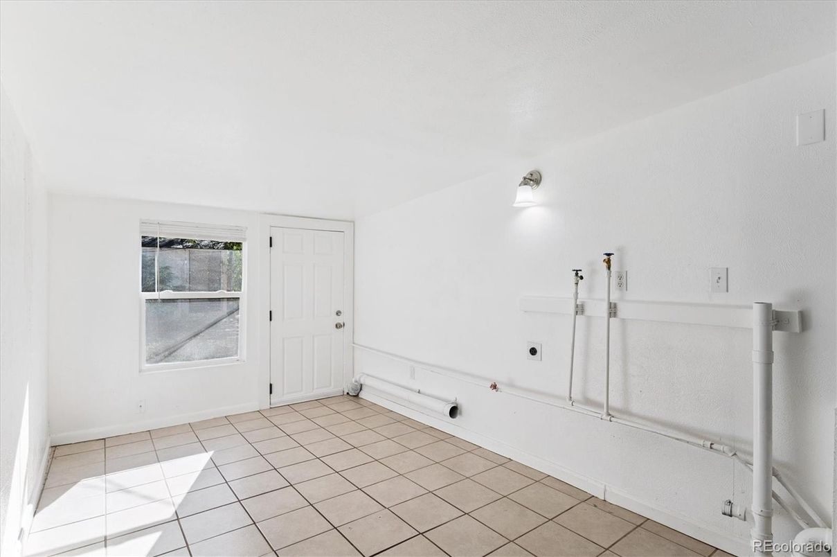 Empty room, Interior