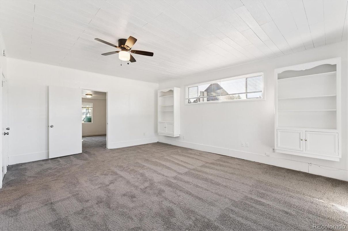 Empty room, Interior