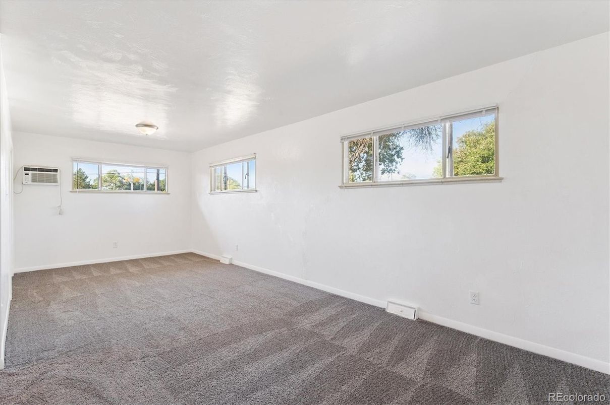 Empty room, Interior