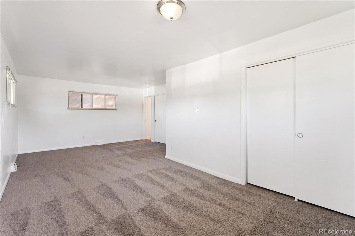 Empty room, Interior