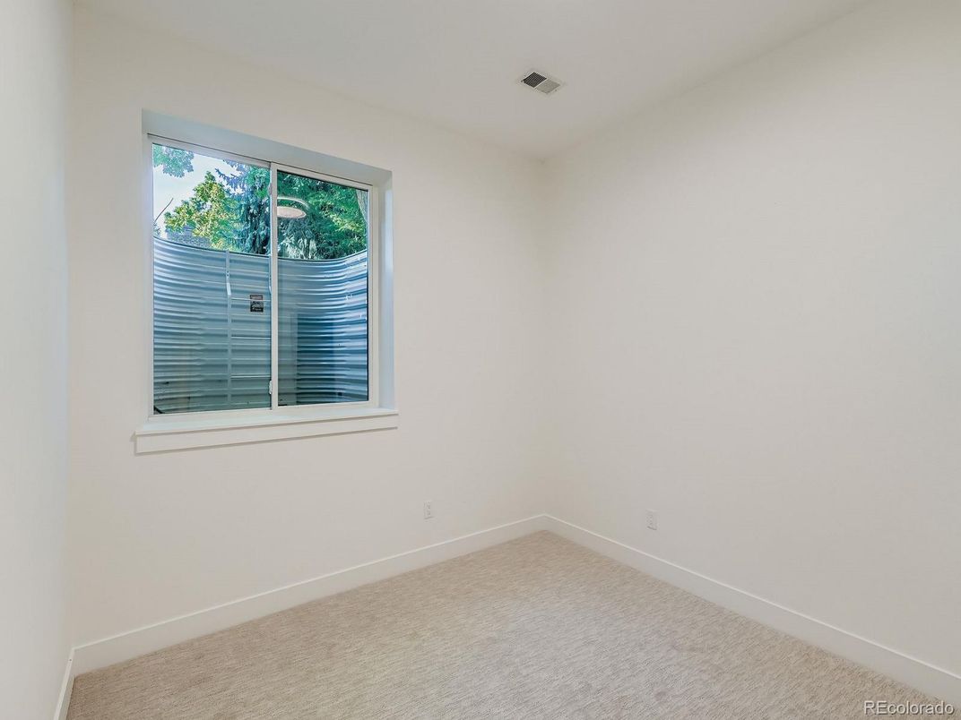 Empty room, Interior