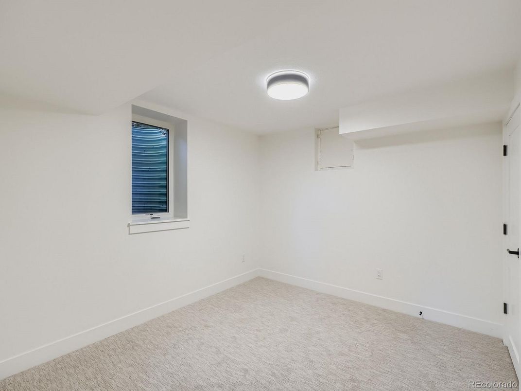 Empty room, Interior