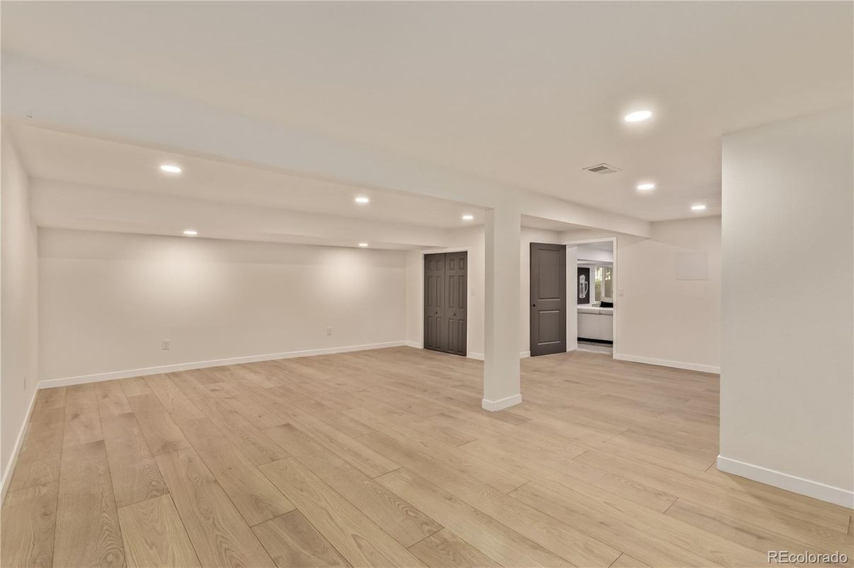 Empty room, Interior, Recessed Lighting, Wood Texture Flooring