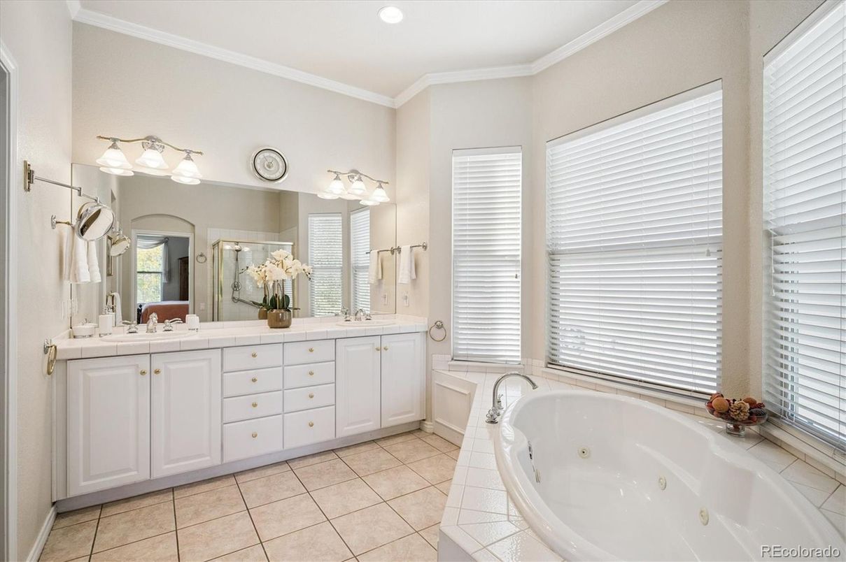 Bathroom, Dual Sink Vanities, Interior, Recessed Lighting