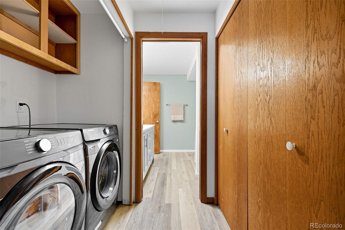 Interior, Utility Closets, Washer, Wood Texture Flooring