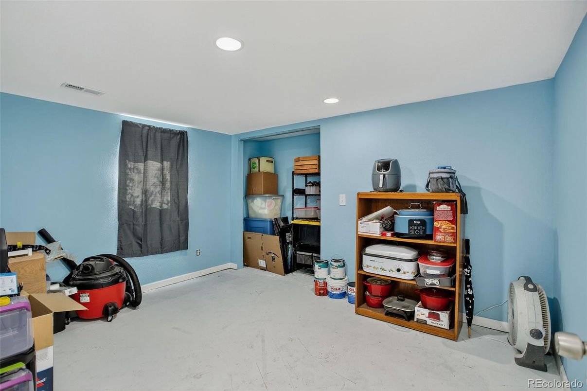 Empty room, Interior, Recessed Lighting