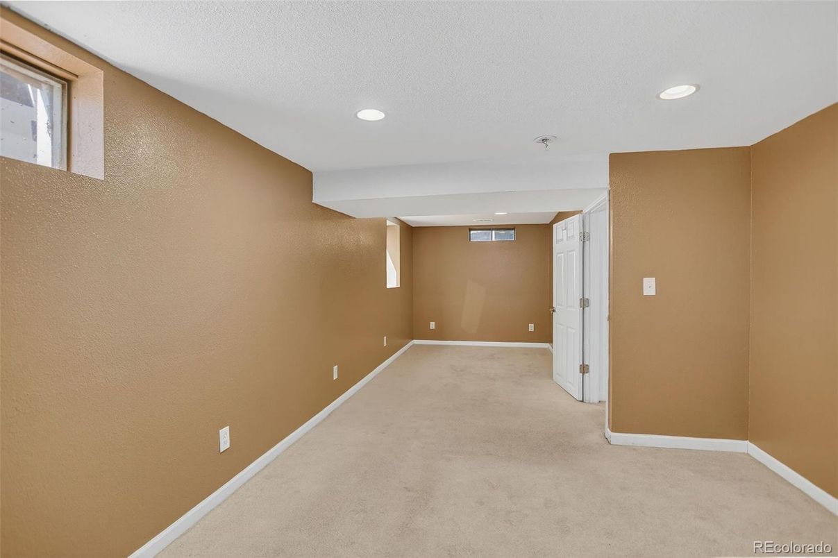 Empty room, Interior, Recessed Lighting