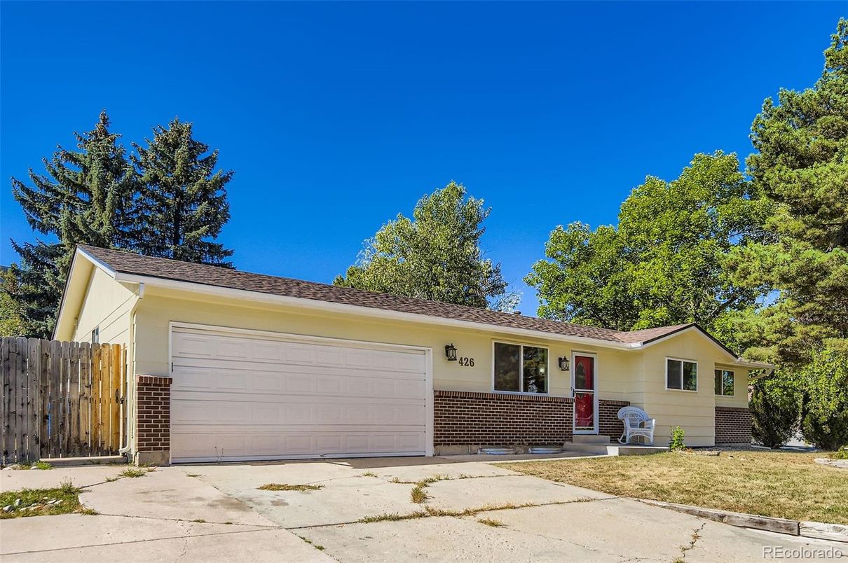 Attached, Exterior, Facade, Ranch