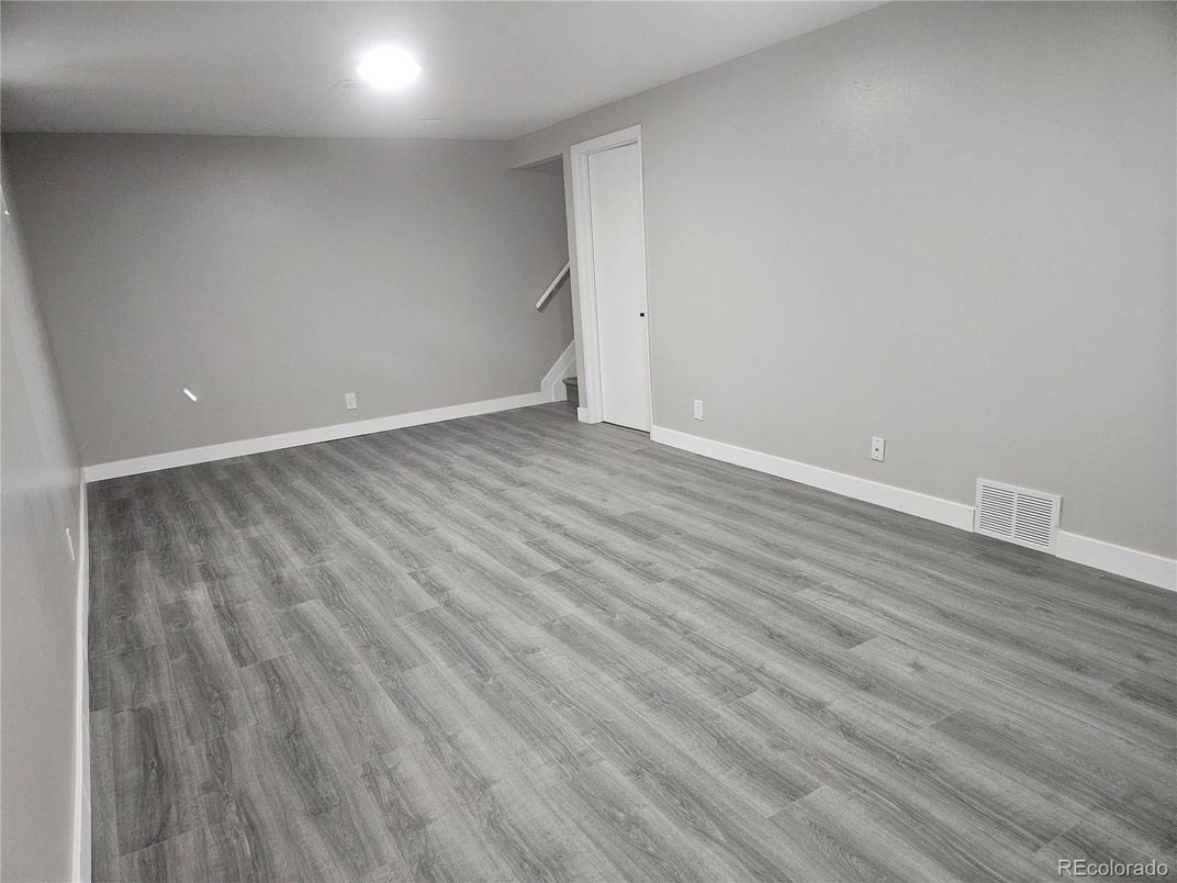 Empty room, Interior, Recessed Lighting, Wood Texture Flooring