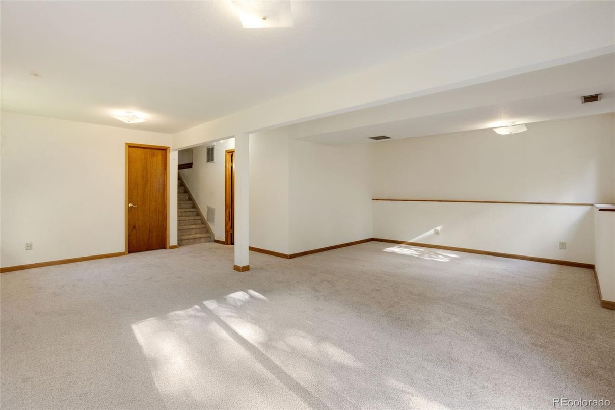 Empty room, Interior