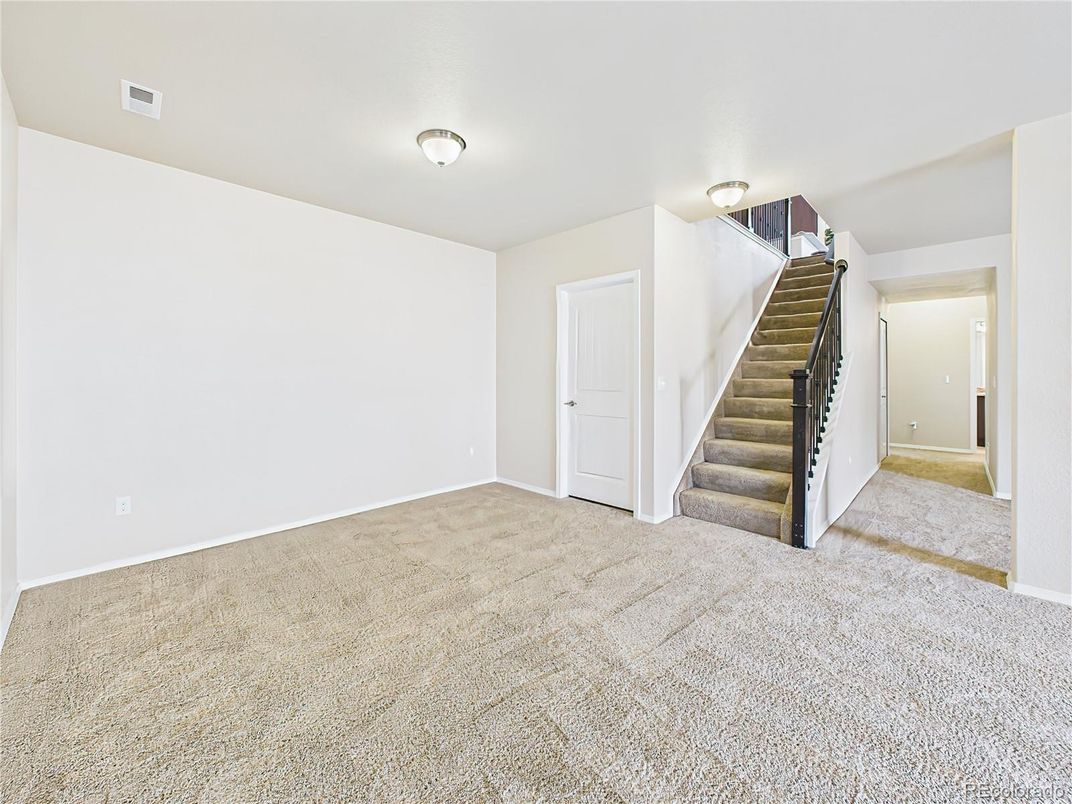 Empty room, Interior