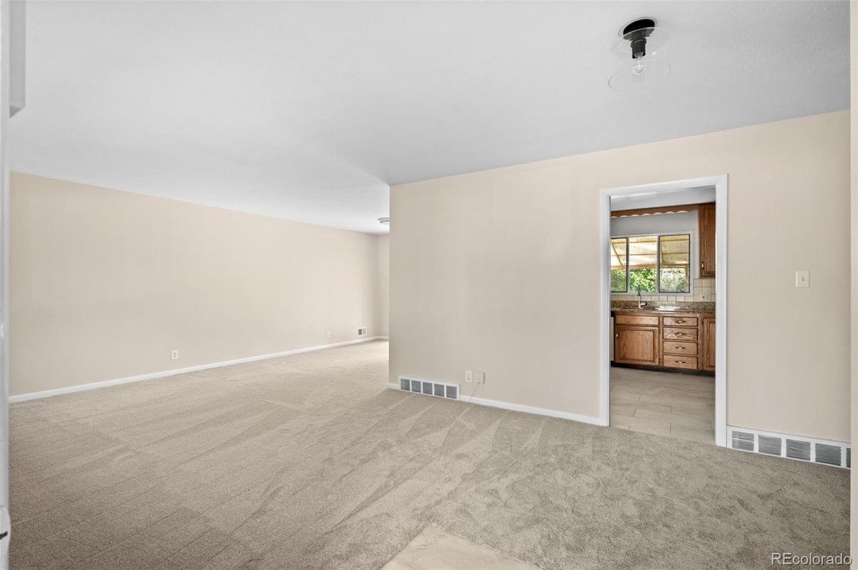 Empty room, Interior