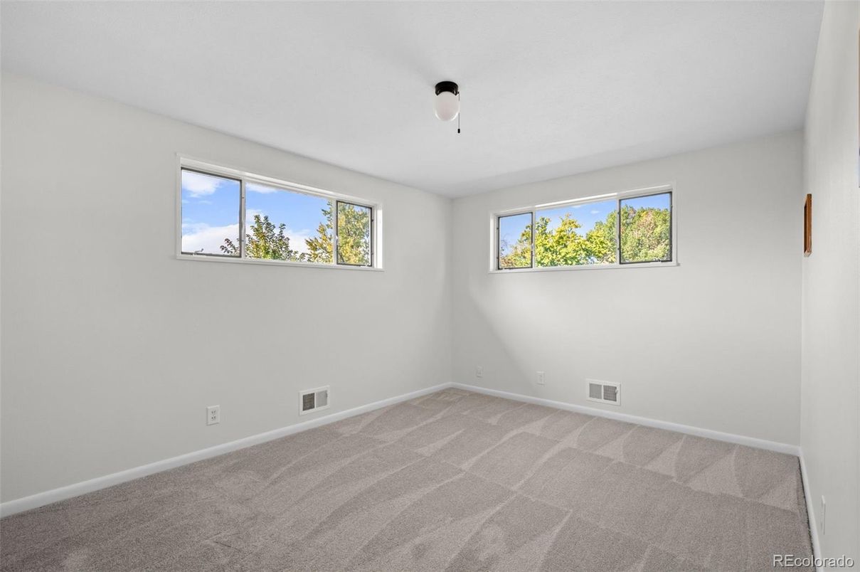 Empty room, Interior