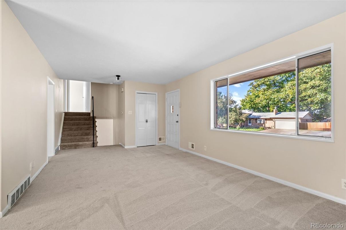Empty room, Interior