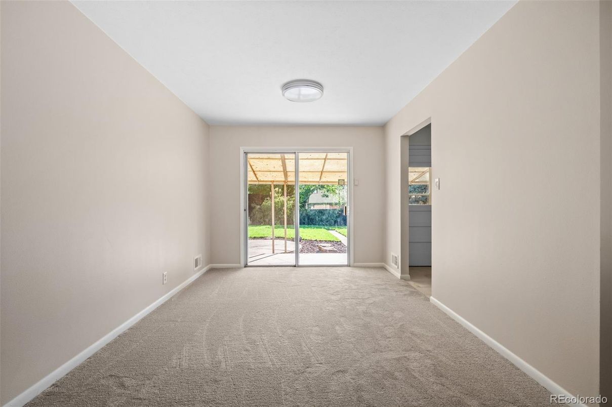 Empty room, Interior