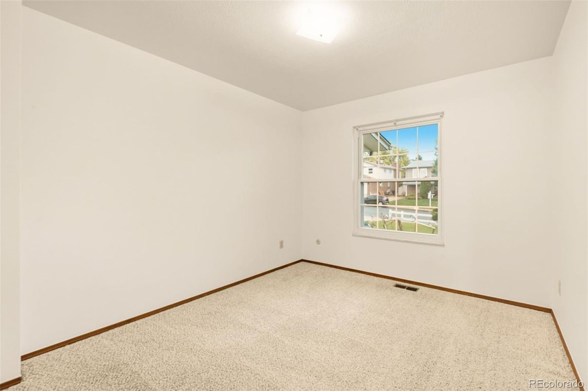 Empty room, Interior