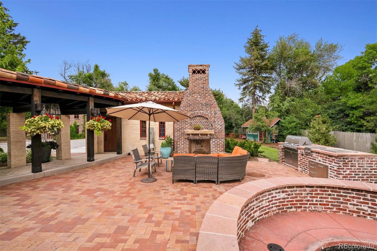 Exterior, Fireplace, Outdoor Kitchen