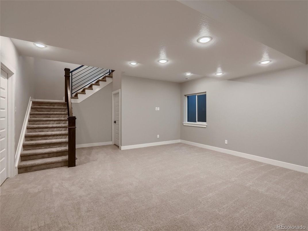 Empty room, Interior, Recessed Lighting