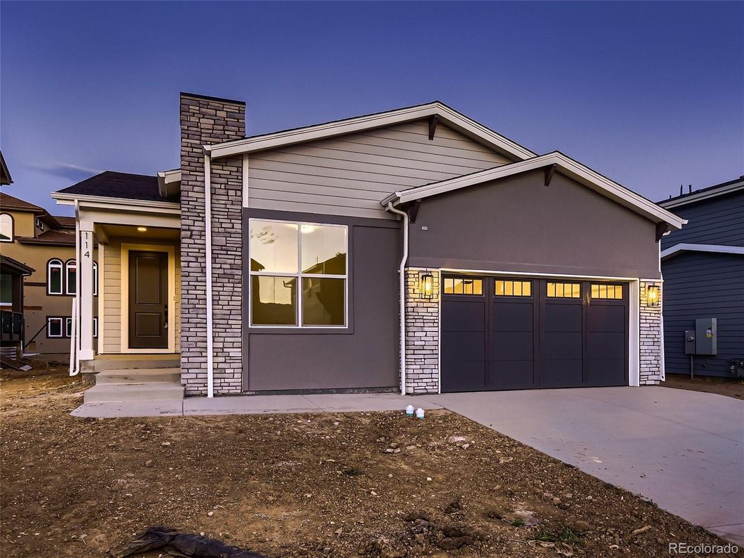 Attached, Exterior, Facade, American Craftsman
