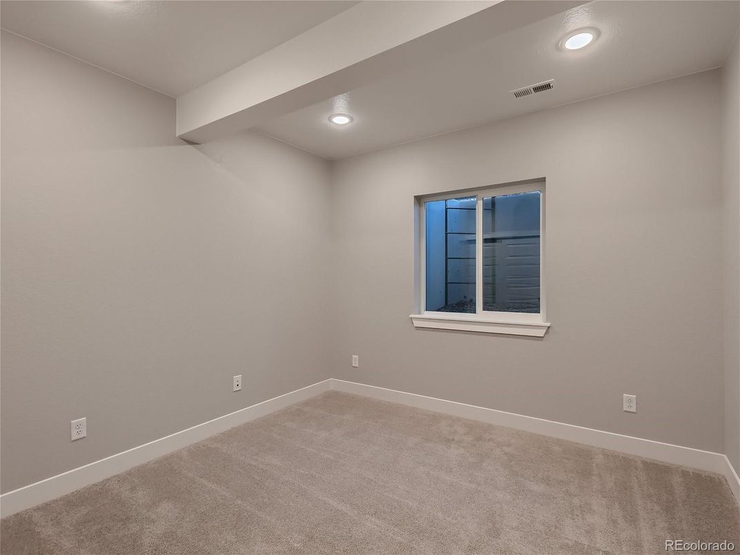 Empty room, Interior, Recessed Lighting