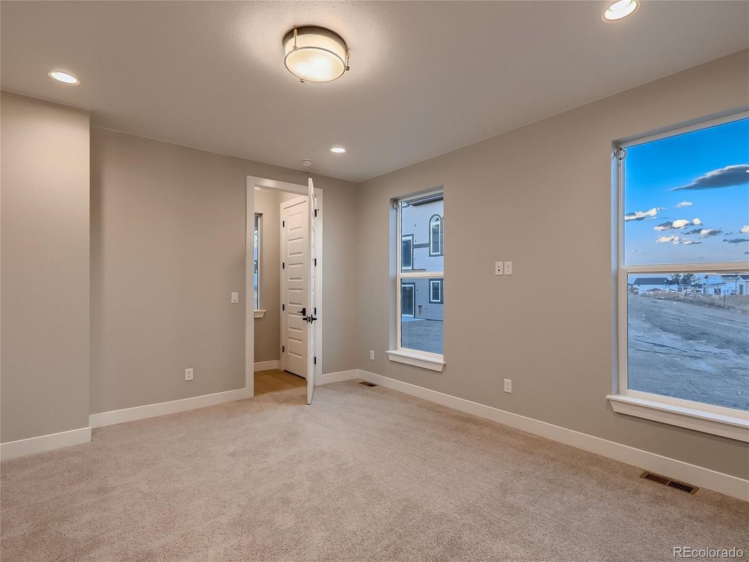 Empty room, Interior, Recessed Lighting