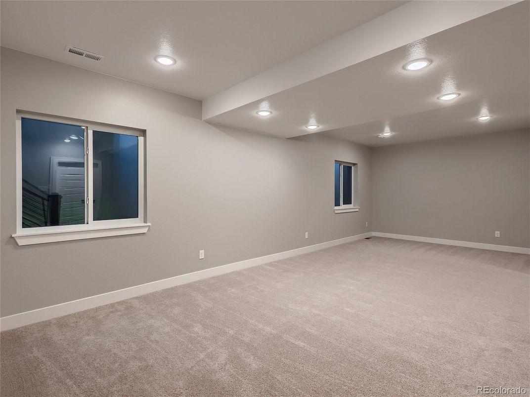 Empty room, Interior, Recessed Lighting