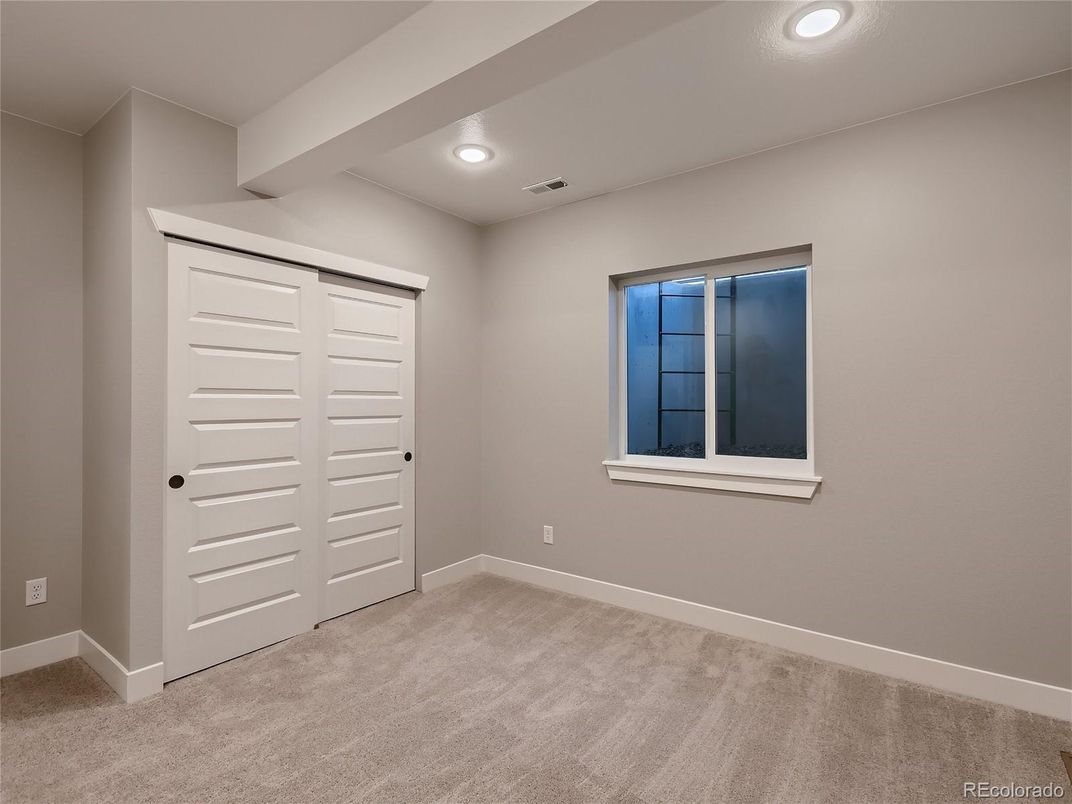 Empty room, Interior, Recessed Lighting