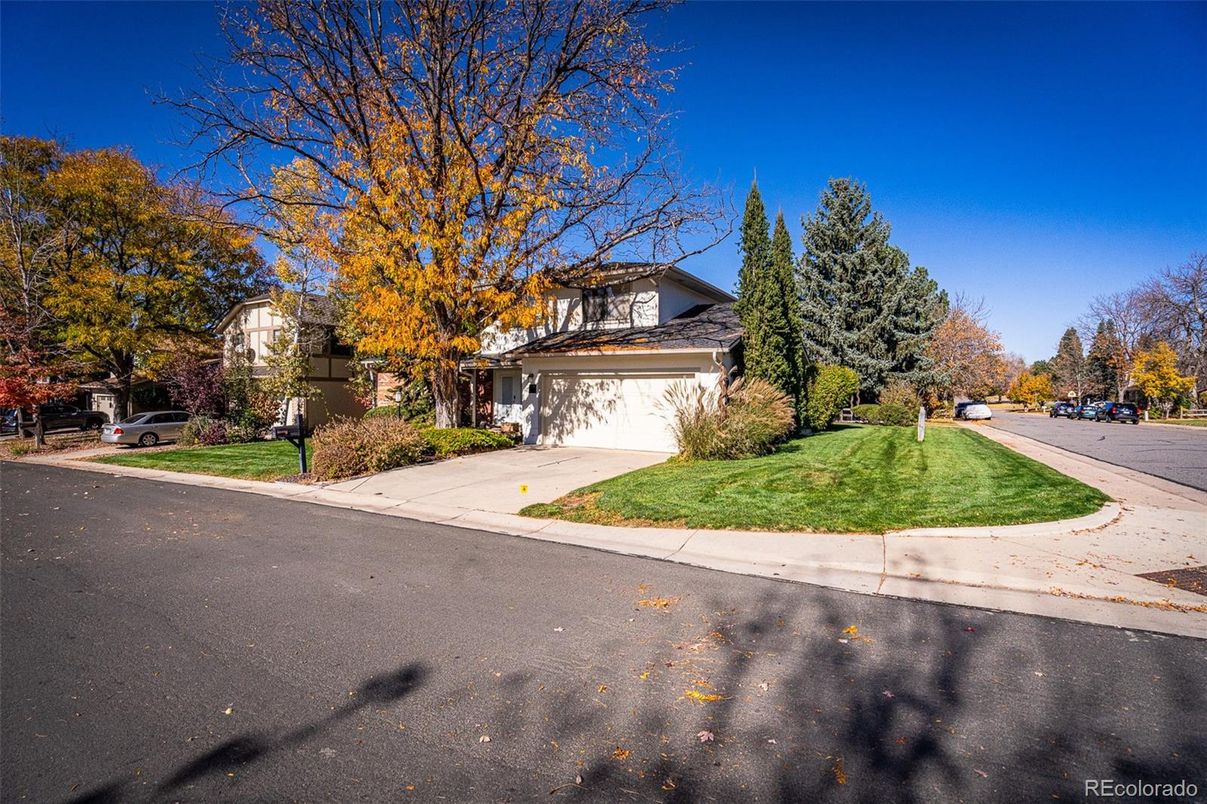 Attached, Exterior, Facade, Mediterranean