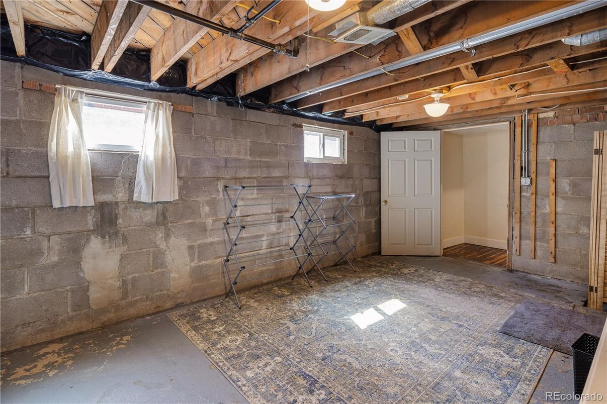 Empty room, Interior, Stone Walls, Wooden Beams