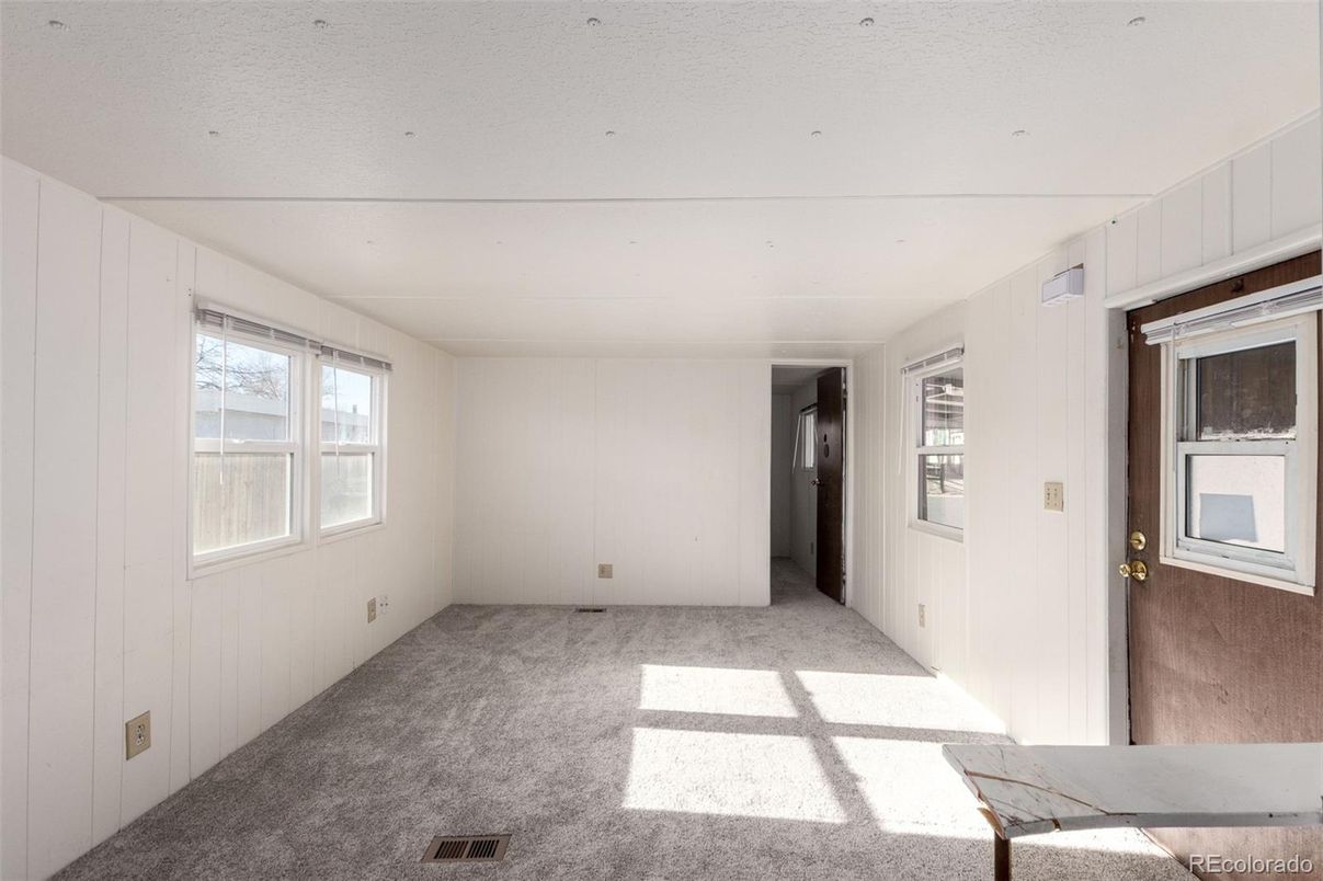 Empty room, Interior