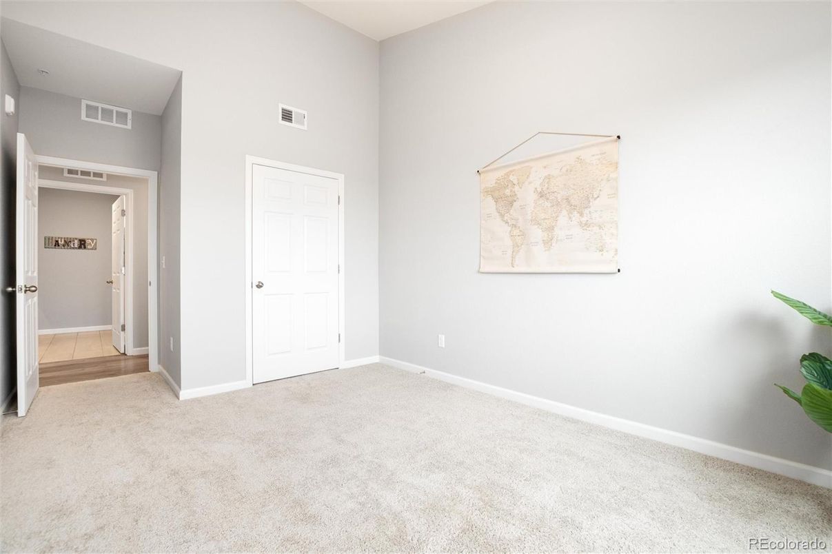 Empty room, Interior