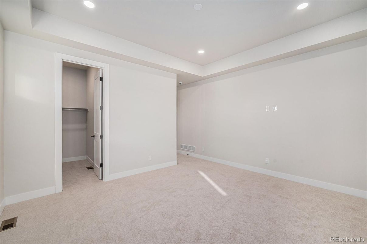 Empty room, Interior, Recessed Lighting