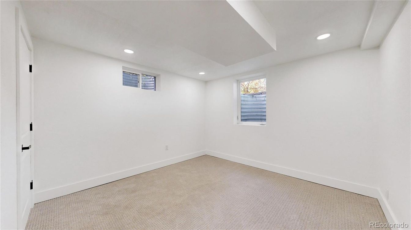 Empty room, Interior, Recessed Lighting