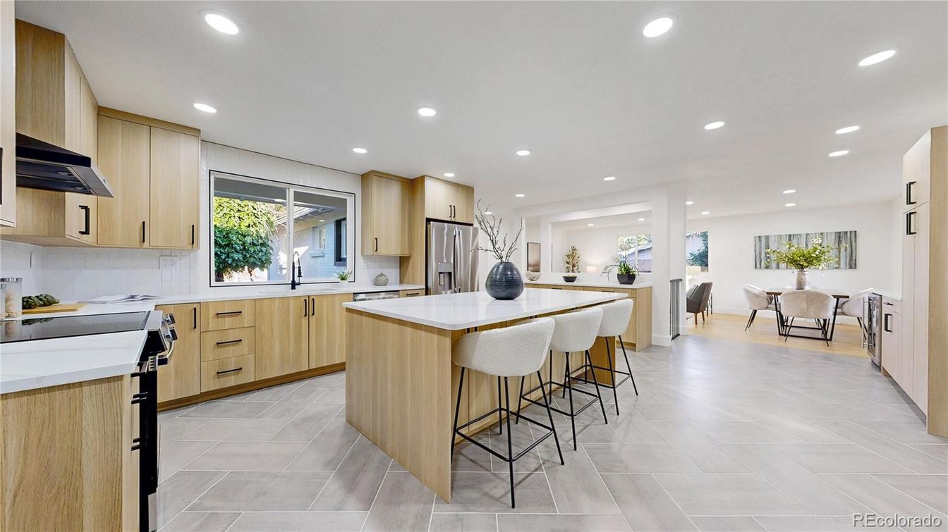Dining room, Interior, Kitchen, Recessed Lighting, Stainless Steel Appliances