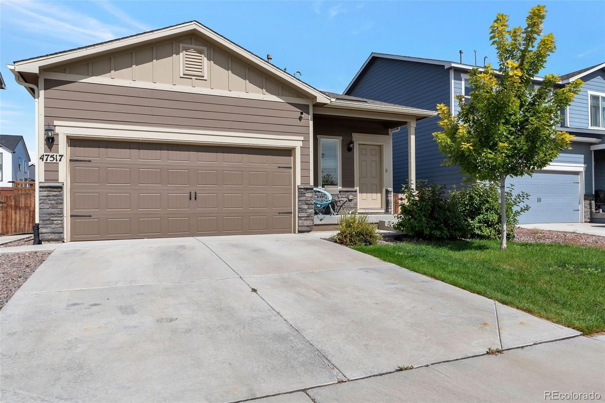 Attached, Exterior, Facade, American Craftsman