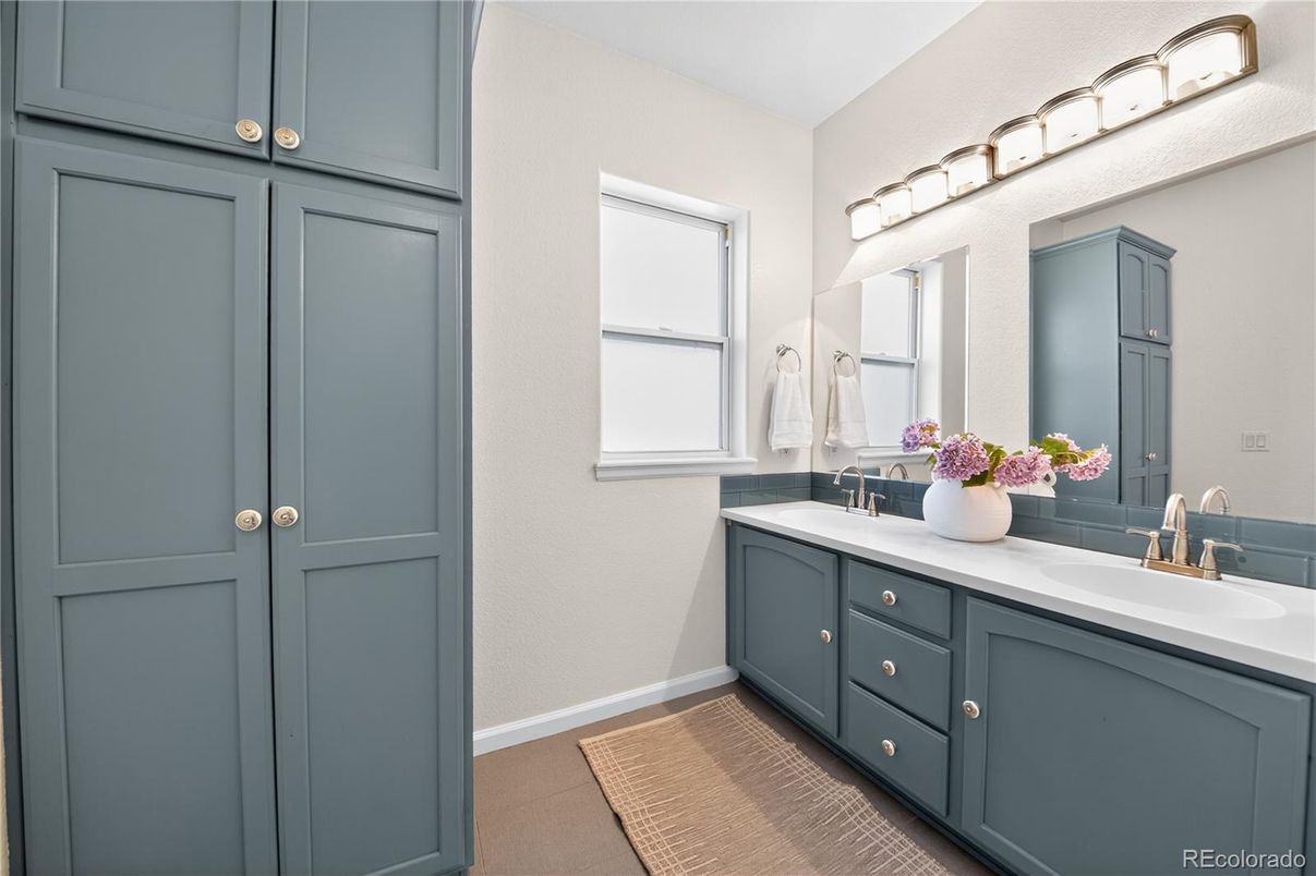 Bathroom, Dual Sink Vanities, Interior