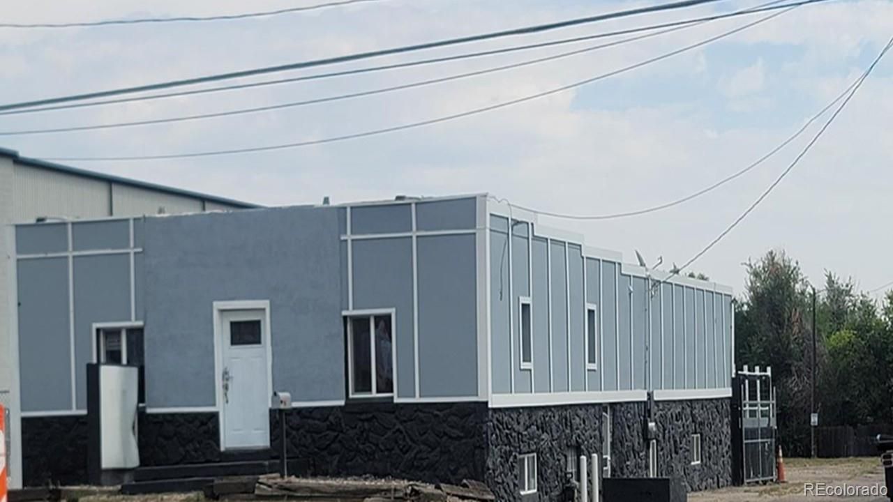 Exterior, Facade, Modern